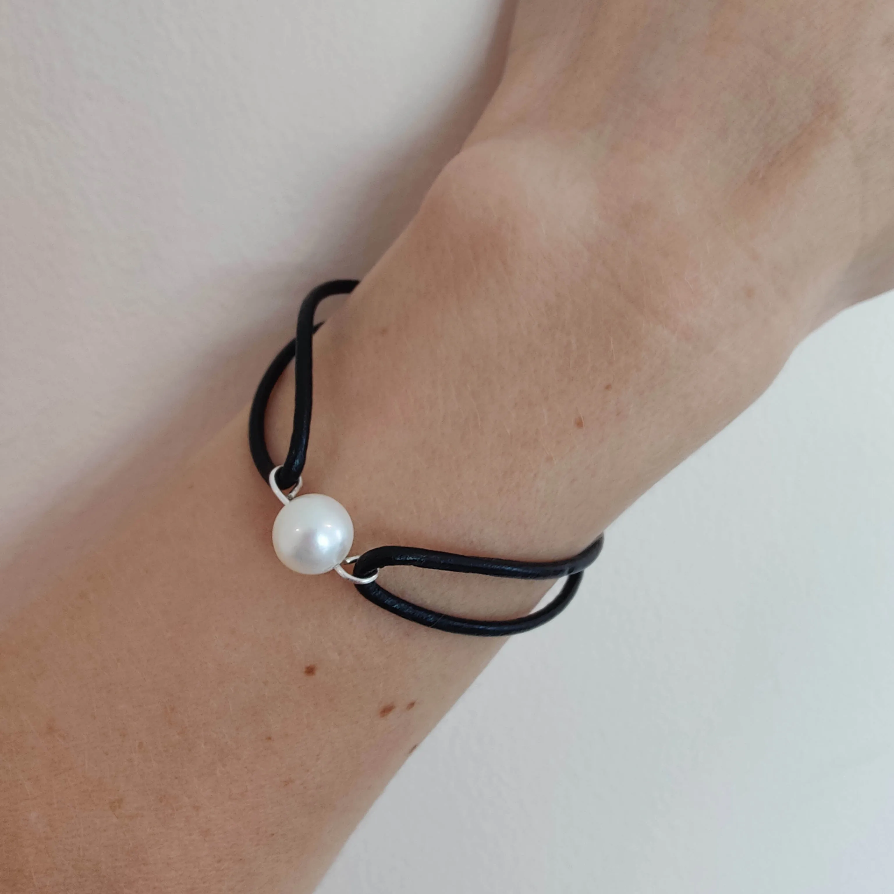 Leather Bracelet with Freshwater Pearl - Color Black